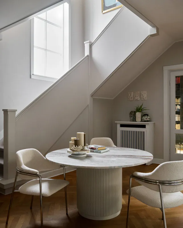 Erie Rundt spiseborda med Ivory nature marble top